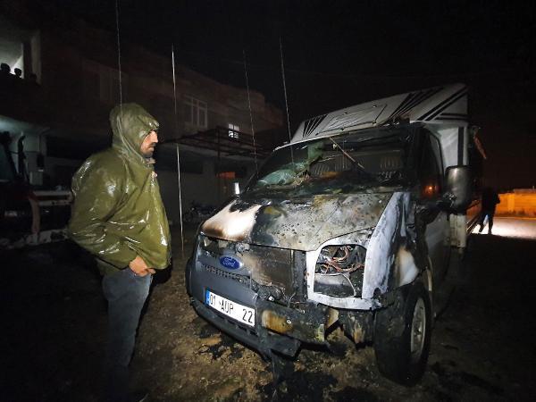 Kundaklanan kamyonet, kullanılmaz hale geldi