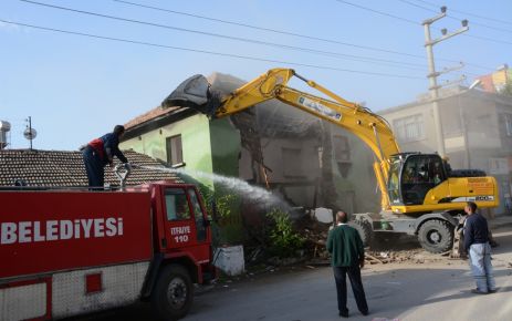  Mahalledeki yol açma çalışması yılların özlemini giderdi