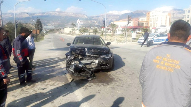 Makam Aracı Kaza Yaptı, Belediye Başkanı ve 3 Kişi Yaralandı.
