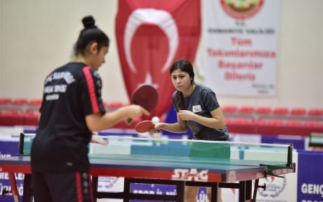 Masa tenisi yarı final grup müsabakalarına 92 sporcu katıldı