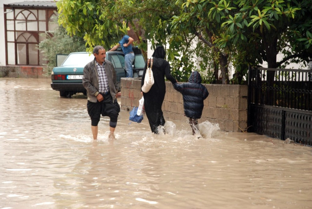 Mersin'de Sağanak Yağmur Evleri Su Altında Bıraktı!