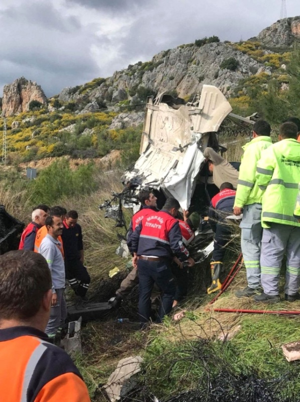 Mersin'de Tır Şarampole Yuvarlandı: 2 Yaralı.