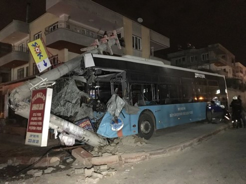 Mersin'de Trafik Kazası: 15 Yaralı.
