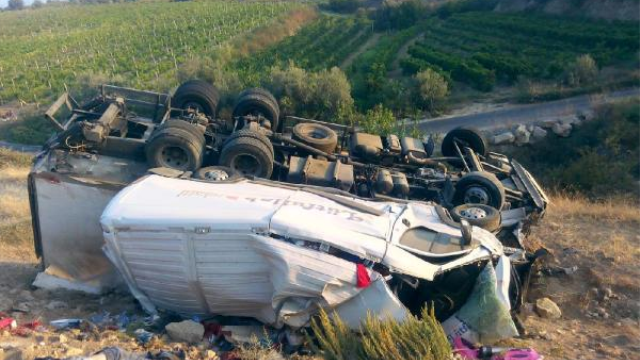 Minibüs ile Kamyonet Çarpıştı: 2 Ölü, 5 Yaralı