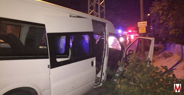  Osmaniye Minibüs Elektrik Direğine Çarptı, 1'i Çocuk 9 Yaralı