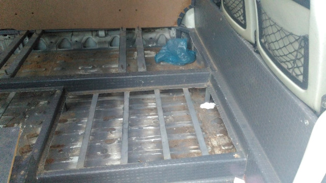 Minibüsün Gizli Bölmesinden 10 Bin 100 Paket Kaçak Sigara Çıktı 