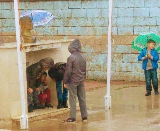 Minik Öğrenciler Atatürk Büstü Islanmasın Diye Şemsiye Tuttular.