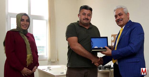 Münazara yarışması jüri üyelerine özel hediye