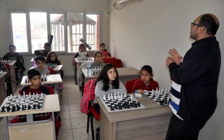  OBEM Kurslarında, çocuklara satranç öğreniyor