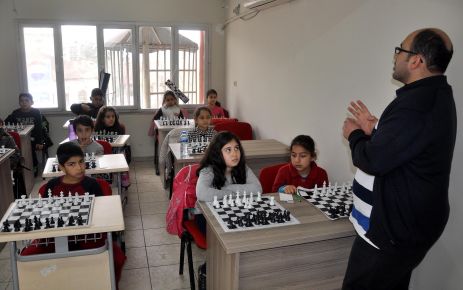 OBEM Kurslarında, çocuklara satranç öğreniyor