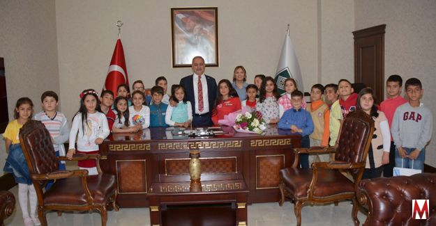 Öğrencilerden Başkan kara’ya çiçek