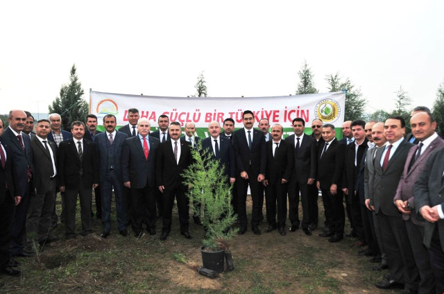 Öğretmenler Günü Dolayısıyla 100 Fidan Dikildi