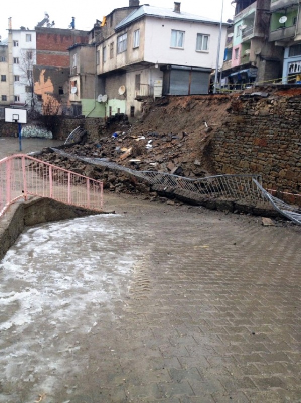 Okul Bahçesinin İstinat Duvarı Çöktü.