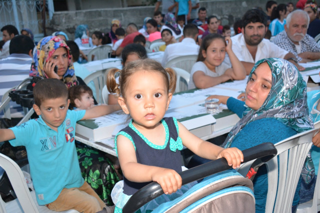 Osmaniye Belediyesi'nin Mahalle İftarları Devam Ediyor