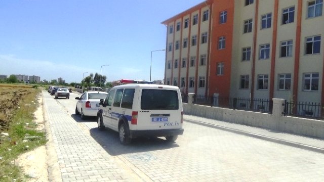 Osmaniye’nin Kadirli ilçesinde bir lise önünde çıkan bıçaklı kavgada 4 kişi yaralandı.
