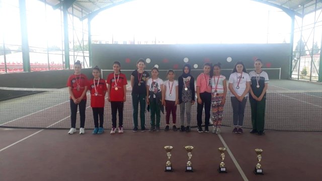  Osmaniye'de Küçük Kızlar Tenis İl Birinciliği