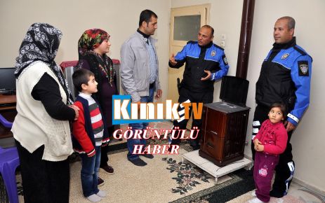 Osmaniye'de polis, vatandaşlara soba yakmayı öğretiyor