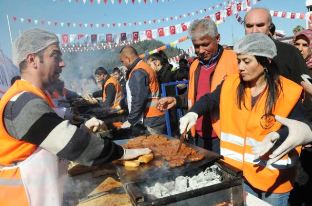 Osmaniye'de Sucuk-ekmek Festivalinde 2 Ton Sucuk Dağıtıldı