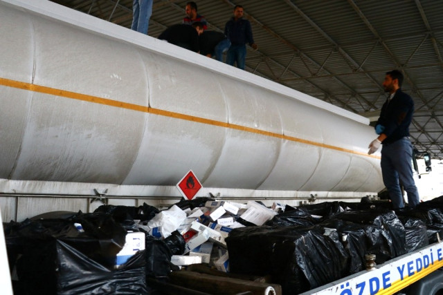 Osmaniye'de Yakıt Tankerinden 22 Bin 500 Paket Kaçak Sigara Çıktı.