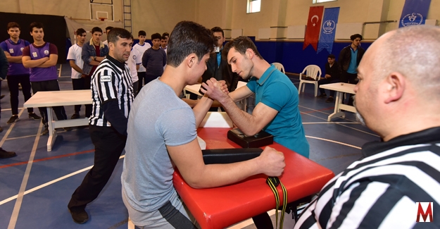 Osmaniye’de Okullar arası bilek güreşi yapıldı   