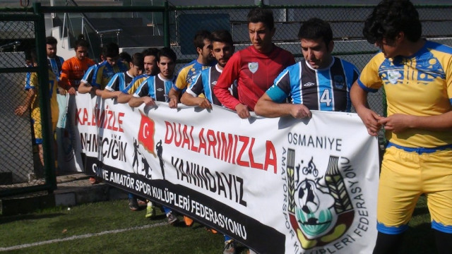 Osmaniyeli Futbolcular Zeytin Dalı Harekatı'na Pankartla Destek Verdiler.