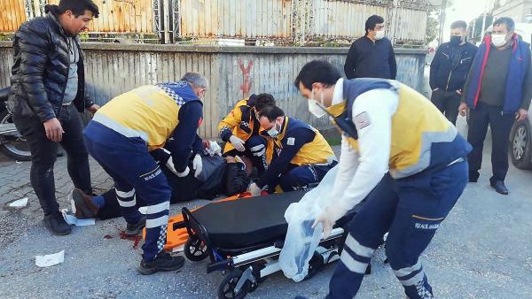 Otomobilin çarptığı sepetli motosikletteki 3 kişi yaralandı.