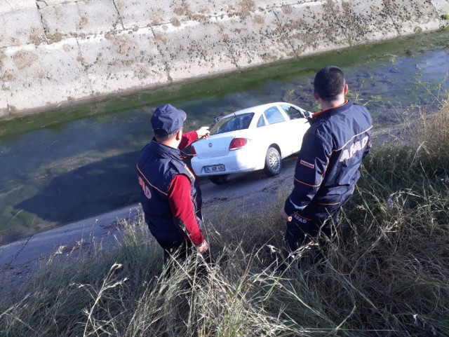 Otomobil Sulama Kanalına Düştü: 3 Yaralı