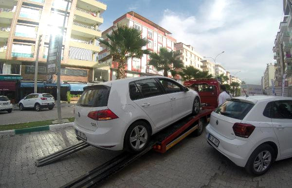 Otomobilinin Motoruna Giren Kedi İçin Çekici Çağırdı!