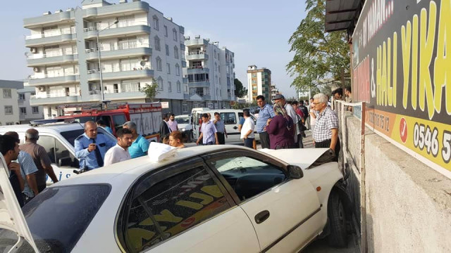 Otomobiller Kafa Kafaya Çarpıştı: 4 Yaralı