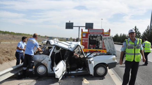 Otoyolda Geri Giden Otomobile Tır Çarptı: 2 Ölü, 3 Yaralı...