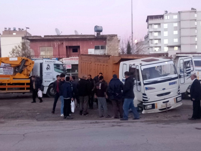 Kamyon Seyir Halindeyken Yol Çöktü.