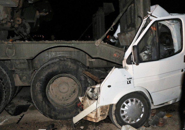 Park Halindeki Askeri Tıra Minibüs Çarptı: 4 Ölü, 10 Yaralı.