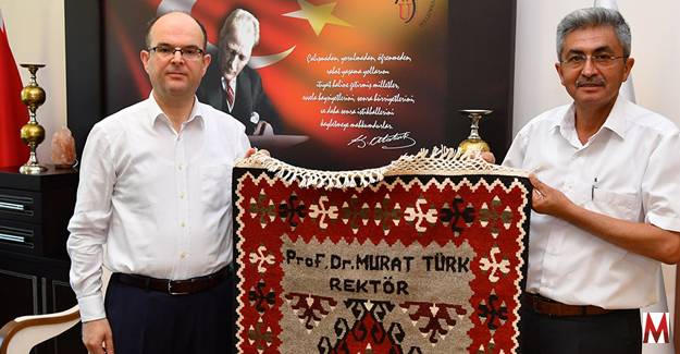 Rektör Türk’e Karatepe kilimi  