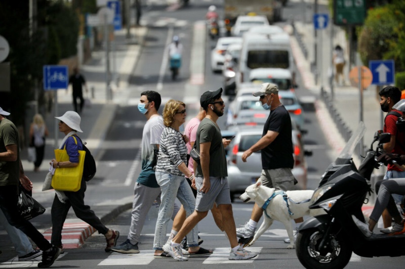  İsrail'de açık havada maske takılmayacak