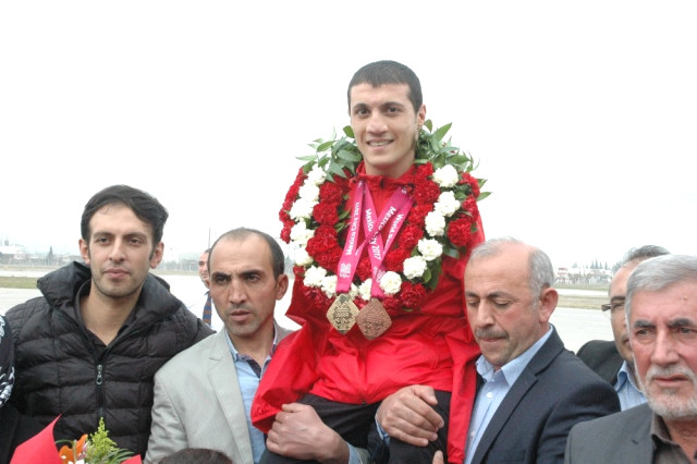Şampiyon Yüzücü Beytullah Eroğlu'na Kahramanmaraş'ta Coşkulu Karşılama.