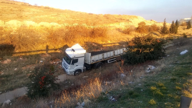 Şarampole Devrilen Tır, Kayalık Arazide 150 Metre Sürüklendi: 2 Yaralı.