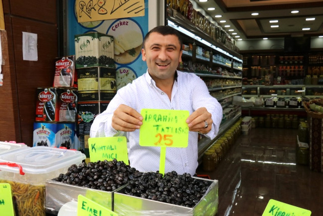 Sattığı Zeytinlere Ünlü Sanatçıların Adını Verdi!