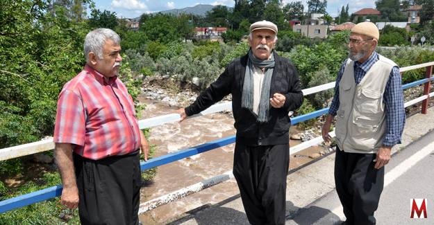 Sel suları köprü ve menfezlere zarar verdi