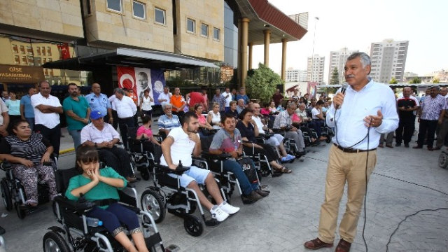 Seyhan'da 100 Engelliye Akülü Tekerlekli Sandalye