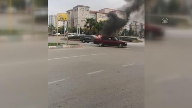 Seyir halindeki araç birden alev aldı