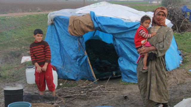 Sığındıkları Türkiye'de Yaşama Tutunmaya Çalışıyorlar