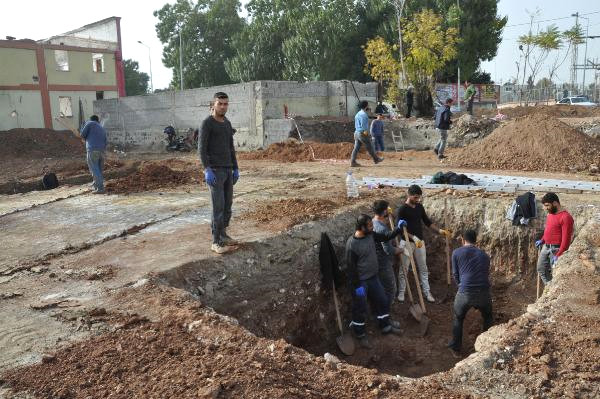 Sondaj Kazısında, Yakın Döneme Ait Yapı Taşları ve Mezarlar Bulundu.