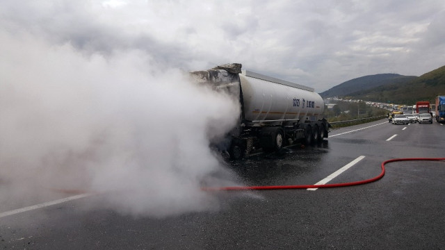 Tem Otoyolu'nda Bitkisel Yağ Yüklü Tanker Alev Alev Yandı!