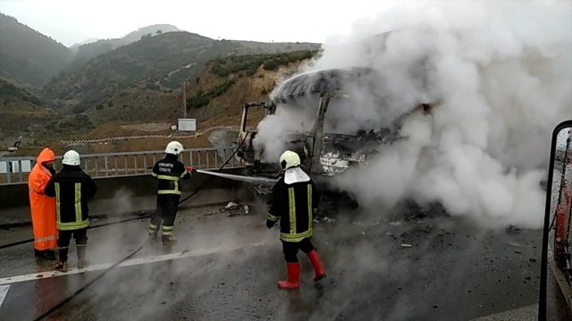 Tıra Çarpan Otomobil Alev Aldı : 2 Yaralı 