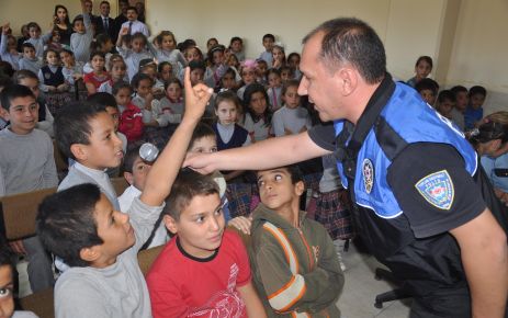 Toplum destekli polis öğrencileri bilgilendiriyor