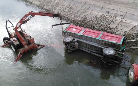 Traktör sulama kanalı uçtu: 1 yaralı