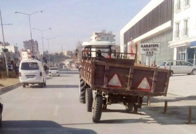 Tekerleksiz traktör görenleri şaşkına çevirdi