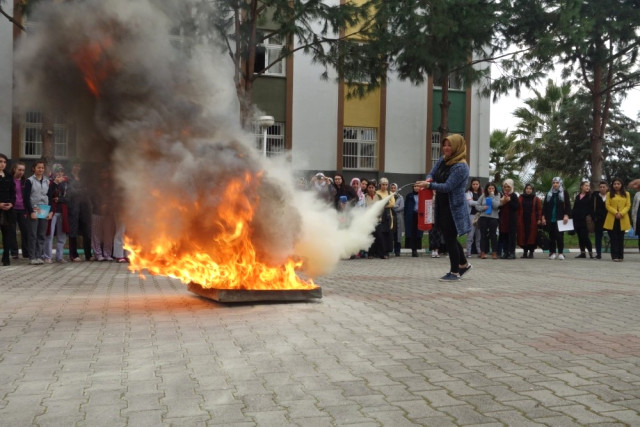 Üniversite Öğrencilerine Deprem ve Yangın Tatbikatı