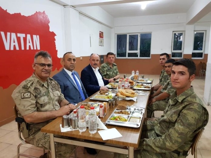 Vali Coşkun Mehmetçikle iftarda buluştu 