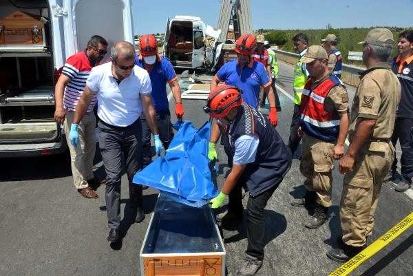 Yolcu Minibüsü, Tır'a Çarptı: 2 Ölü, 11 Yaralı